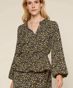 SKIES ARE BLUE Ditsy Floral Smocked Top