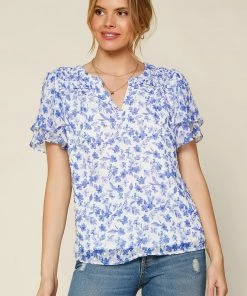 SKIES ARE BLUE Sweet Floral Ruffled Top