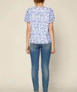 SKIES ARE BLUE Sweet Floral Ruffled Top