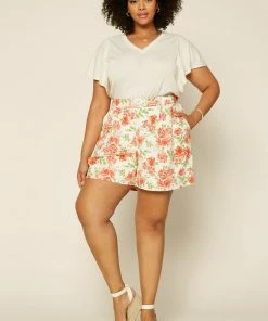 SKIES ARE BLUE Clothing Plus Size - Floral Linen Shorts